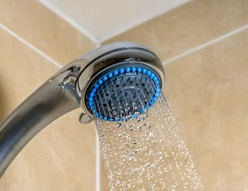 Duschkopf mit fließendem Wasser