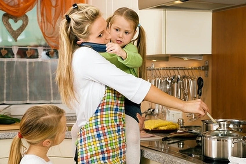 Mutter kocht mit Kindern in Küche