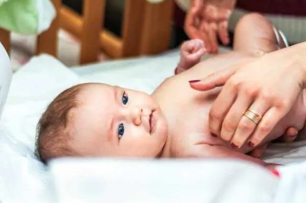 Mutter wickelt Baby