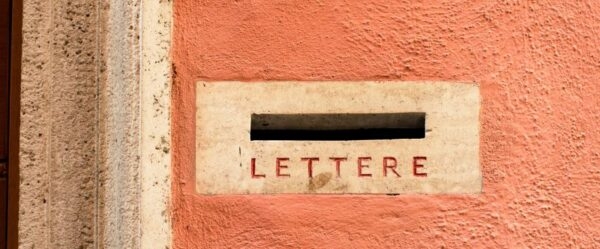 Newsletter - Briefkasten an einer Wand
