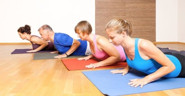 Gruppenübung auf Yogamatten